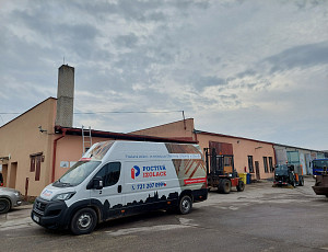 Zateplení stropu zděné budovy s nízkou dvouplášťovou střechou pomocí foukané izolace 